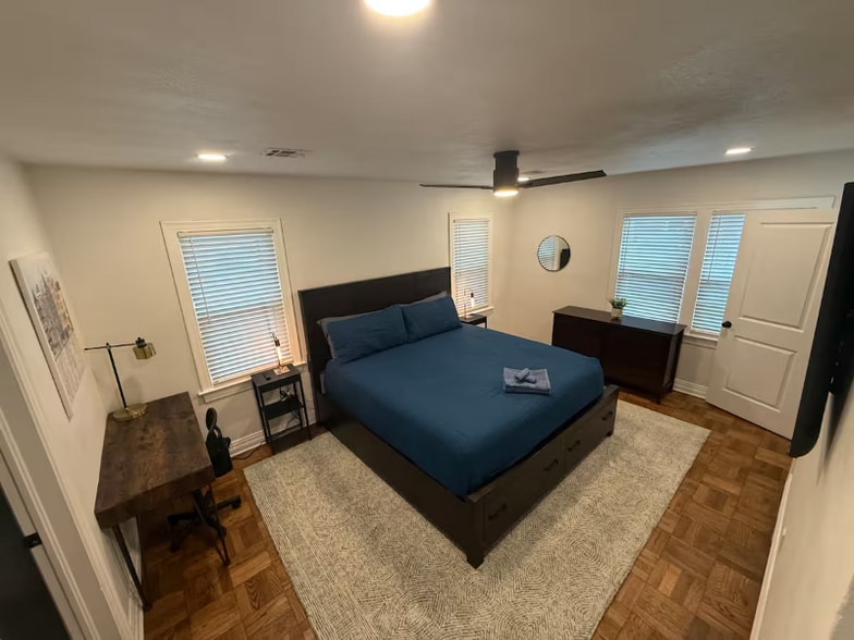 Building Photo - 1233 NE 14th St