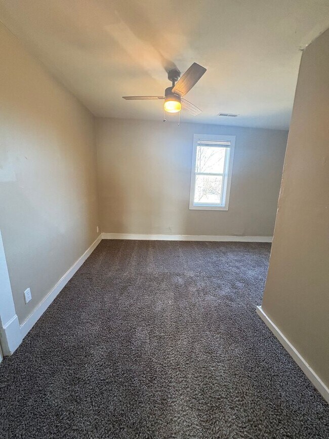 Building Photo - 107 E Hickman St