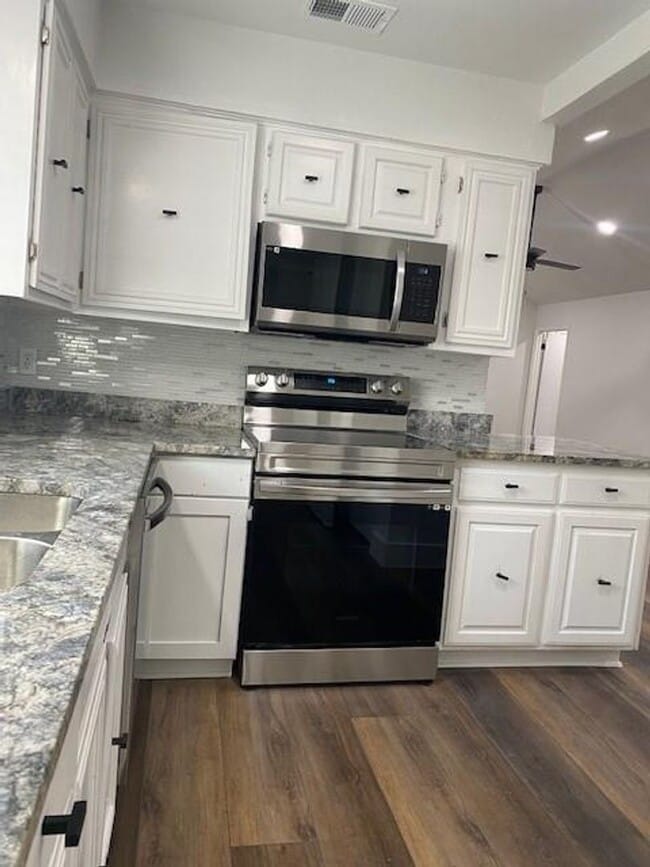 Building Photo - Remodel, large lot