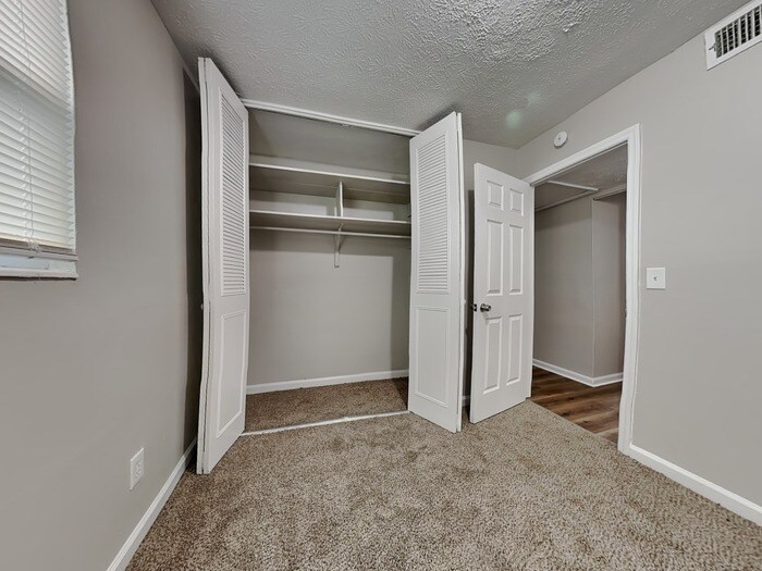 Building Photo - 2318 Burpee Dr W