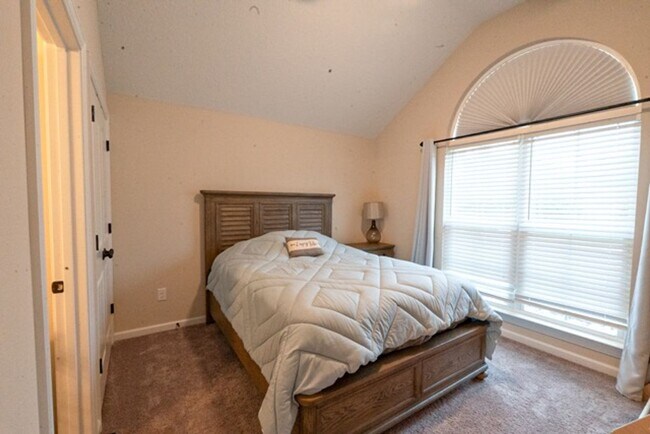 Building Photo - 4 Bedroom 3 Bathroom Ranch