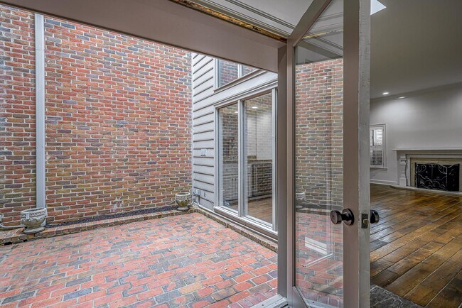 Building Photo - 482 E Racquet Club Pl