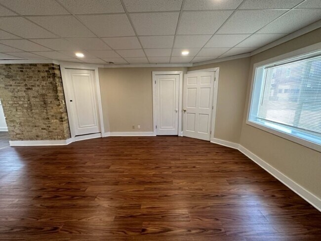 Building Photo - $1795 – 3 BA, 1 BA Lower Flat with Central Air - Close to UWM - 2500 N Bartlett