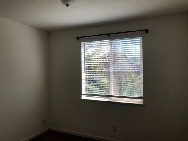 Building Photo - Spacious Folsom Parkway Home Near Park wit...