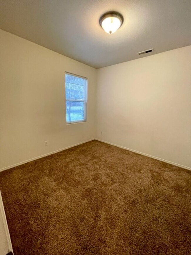 Building Photo - Cozy 3 Bedroom Home in SW Bend!