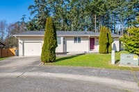 Building Photo - 3 Bed 2 Bath House with all new flooring!