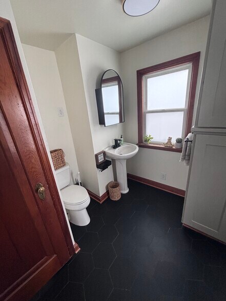 Building Photo - 223 S Washington St