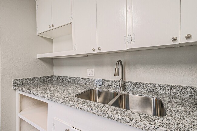Building Photo - 1539 Pleasantville Dr