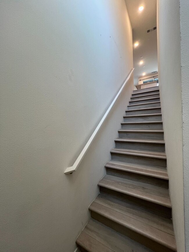 Building Photo - Move-In Special! 2 Weeks Free Rent – Moder...