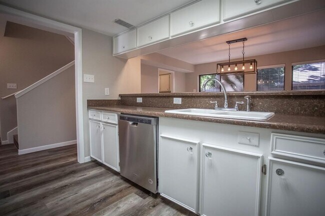 Building Photo - 2301 Mistletoe Dr