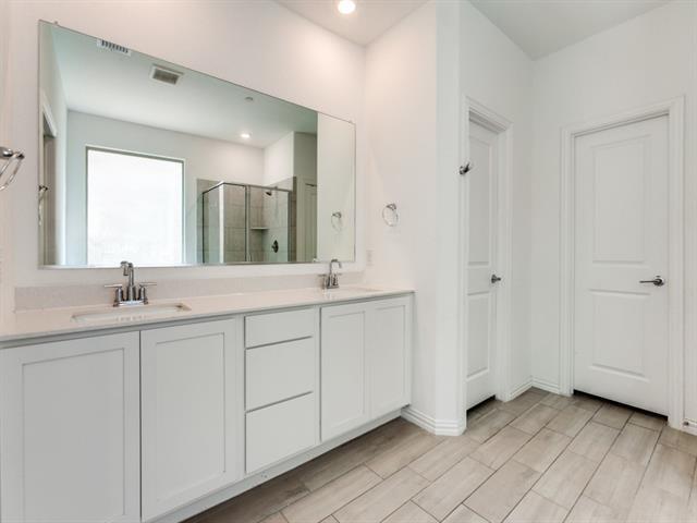 Building Photo - 2122 Creekbluff Ct