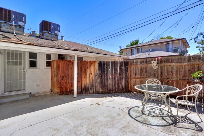 Building Photo - 5400-5402 Folsom Blvd