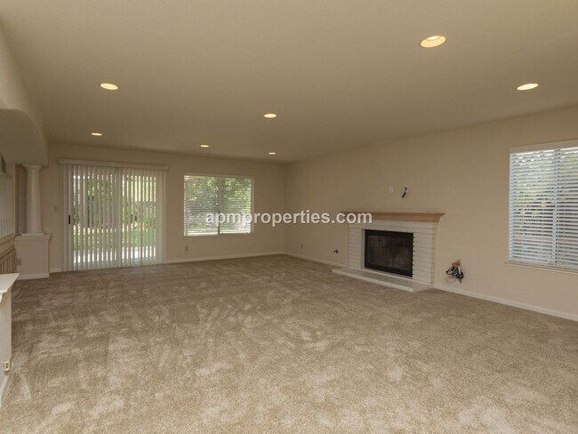 Building Photo - Elegant 4 Bedroom, 3 bath, 3-Car Garage in...