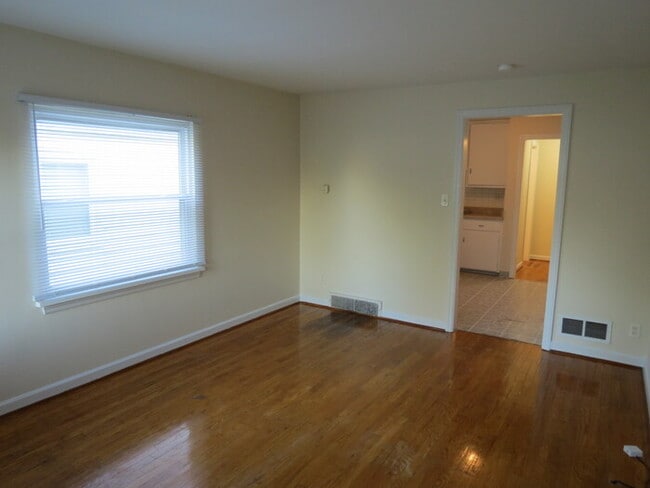 Building Photo - 2743 Thorndale Ave
