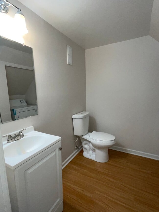 Building Photo - 3BD 2.5BA End Unit Townhome