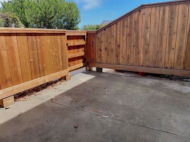 Building Photo - Modern 2 Bed, 1.5 Bath + Parking - Alamo S...