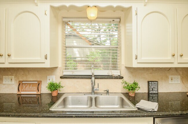 Building Photo - 6611 Cypress Point Dr