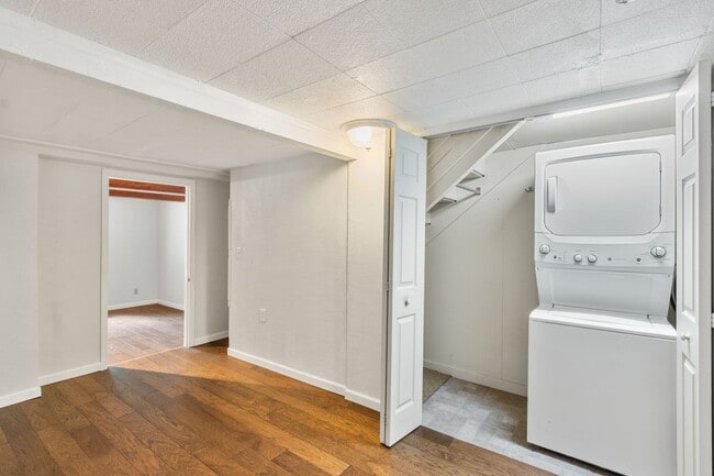 Building Photo - 135 S Path