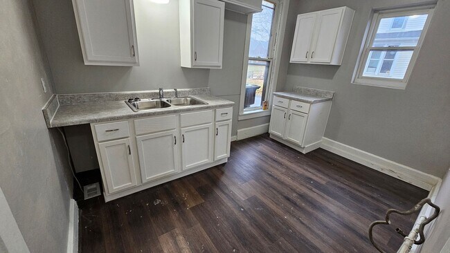 Primary Photo - 258 W 3rd St