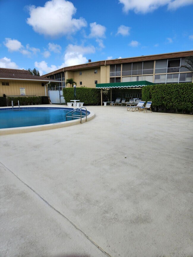 Building Photo - 600 Village Green Ct