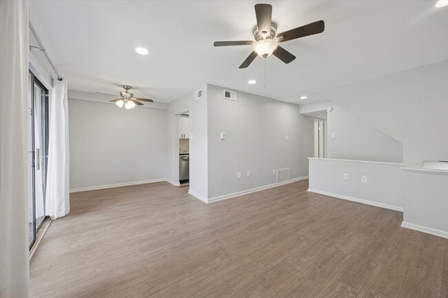 Building Photo - Available Immediately – Renovated 2B/1.5B ...