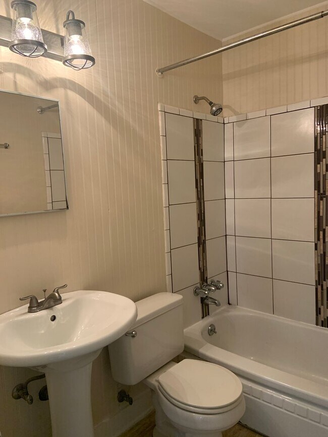 Building Photo - Two Bedroom Duplex for Rent!