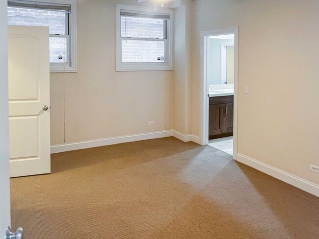 Building Photo - 2334 N Greenview Ave