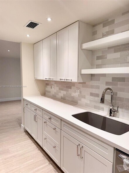 Building Photo - 90 Edgewater Dr