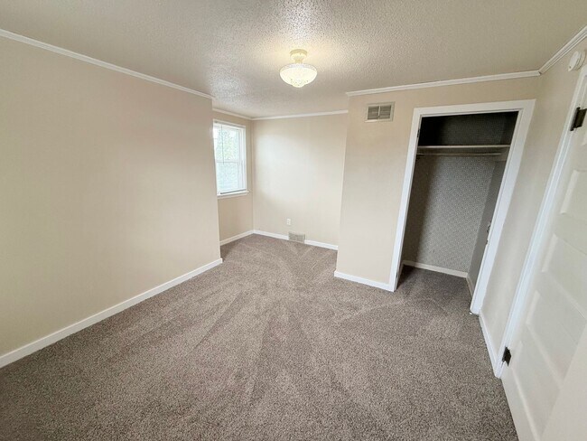 Building Photo - 5BR Home with Fenced Backyard, Firepit & Bonus Space