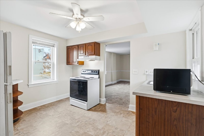 Building Photo - 100 E 8th St