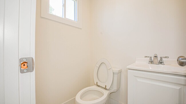 Building Photo - 25 Oakleaf Dr