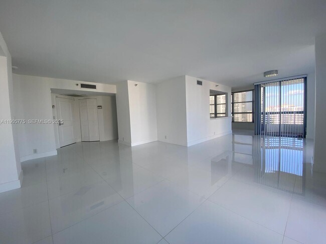 Building Photo - 19101 Mystic Pointe Dr