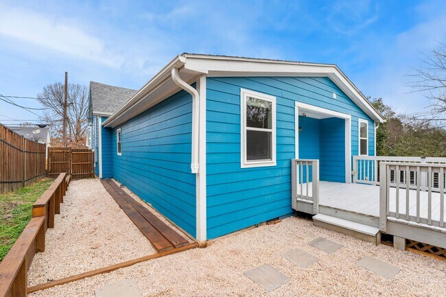 Building Photo - Cheery downtown bungalow with stunning finishes and fenced back yard.