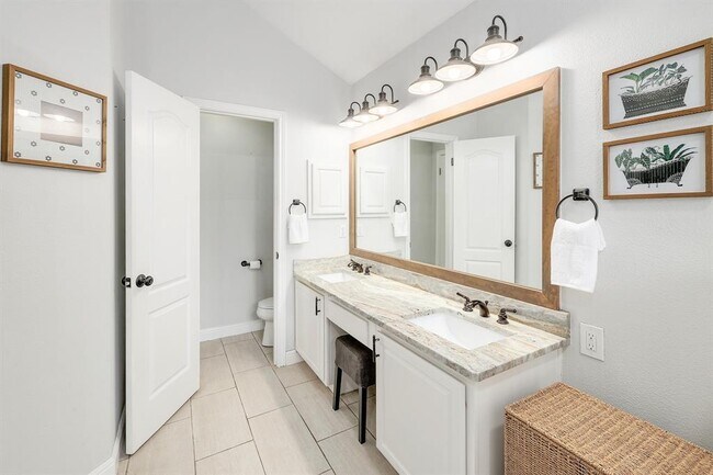 Building Photo - 3019 Plantation Dr