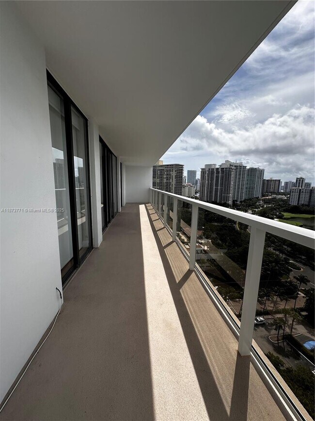 Building Photo - 3731 N Country Club Dr