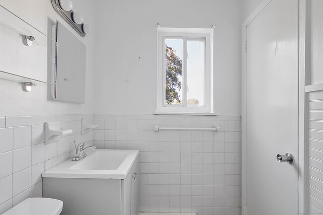 Building Photo - 36 Woodbury Ave