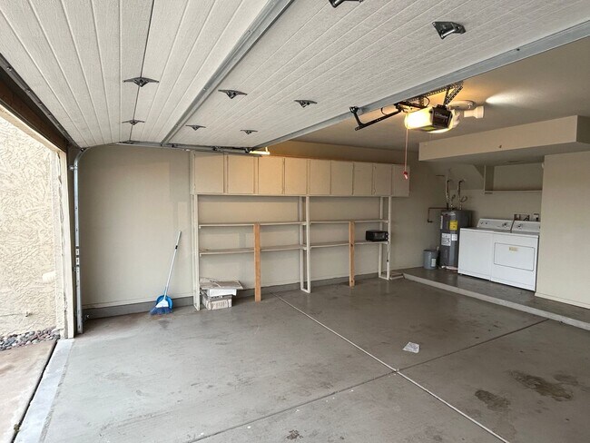 Building Photo - 2 bed + Bonus Room/Loft and 2 car garage