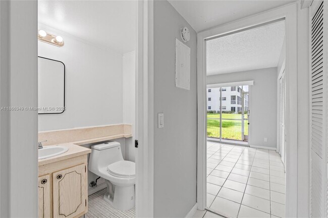 Building Photo - 555 Fanshaw N