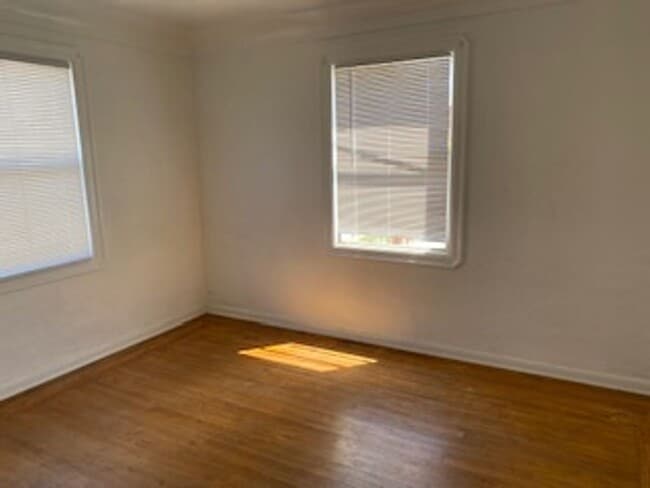 Building Photo - 2 Bedroom / 1 Bath