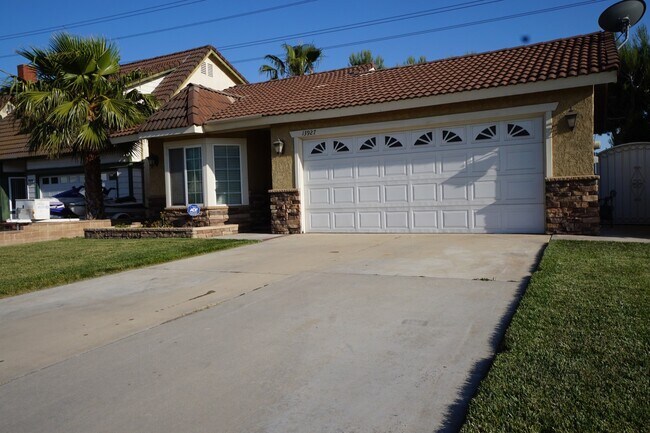 Building Photo - 3 Bedrooms with big backyard-CALL FOR OUR MOVE IN SPECIAL