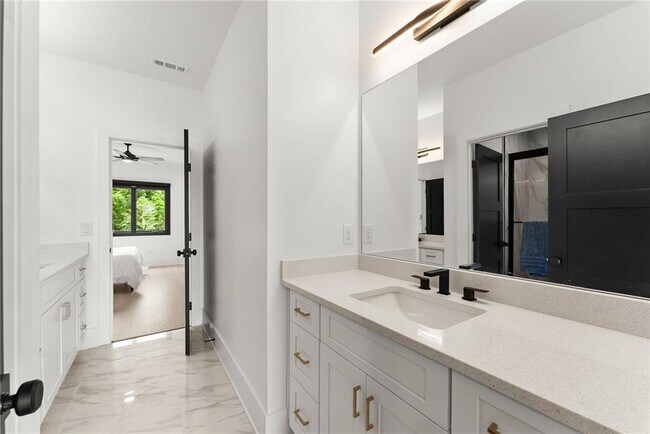 Building Photo - 151 S Pointe Dr