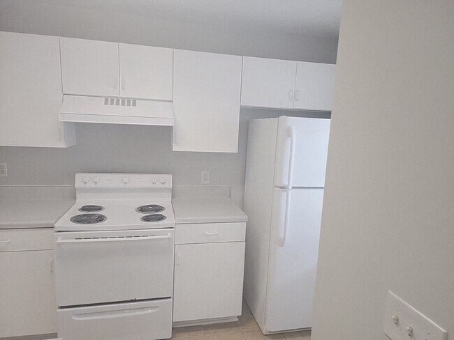 Building Photo - LOCATION, LOCATION, LOCATION! ONLY MINUTES TO WRIGHTSVILLE BEACH, CENTRAL TO ALL ILM HAS TO OFFER!!!