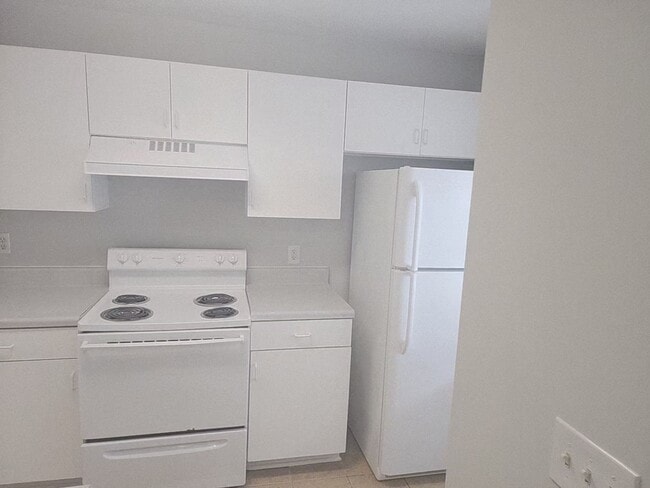 Building Photo - RENT SPECIAL! HAWTHORNE PARK GROUND LEVEL CONDO