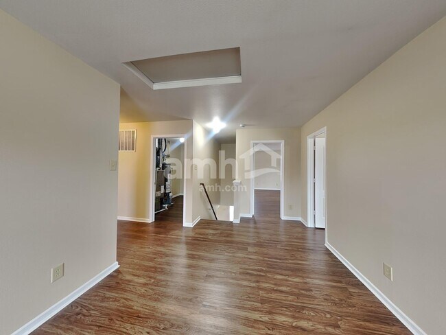 Building Photo - 467 Sedgewick Dr