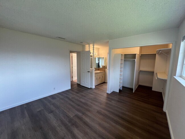Building Photo - Updated 3 bedroom single story in Manteca!