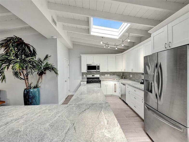 Building Photo - 2500 NE 19th St