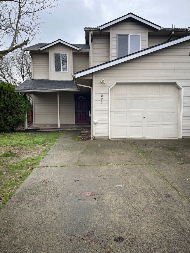 Building Photo - 00720-1096/1098 W. Regis St.