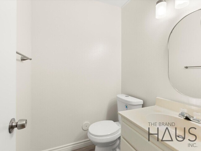 Building Photo - 2.5 Bed + 1.5 Bath + 2 Car Garage + Centra...