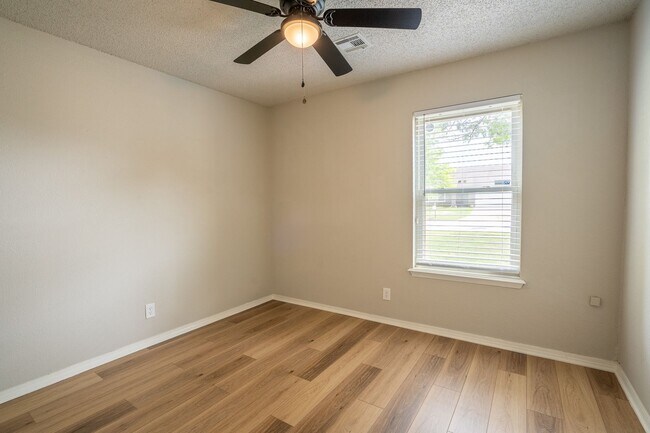 Building Photo - Charming 3-Bedroom, 2-Bath Home in Broken ...