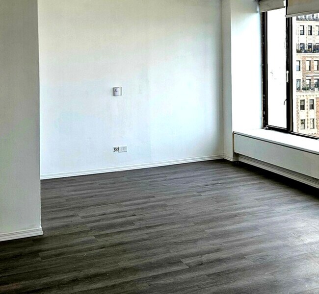 Building Photo - 5455 N Sheridan Rd